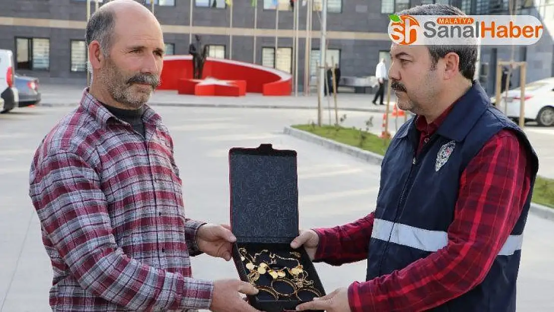 Nişanlanan kızının altınlarını dolandırıcılara kaptırmaktan polis kurtardı