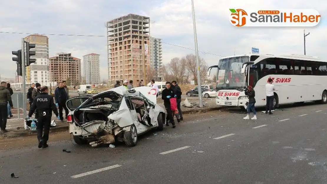 Nişanlı çifti trafik kazası ayırdı