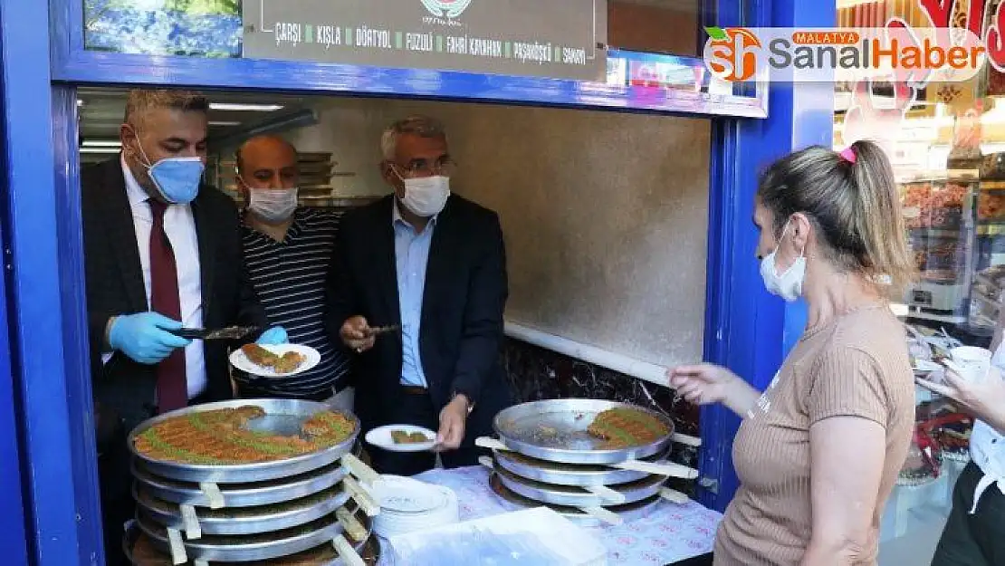 Malatya´da Normalleşme başladı, 2 ton tatlı dağıttı