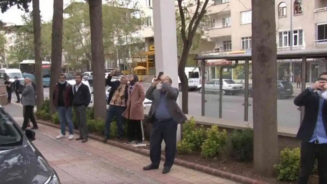 'O çatıya çıktı, vatandaşlar görüntülemek için yarıştı'