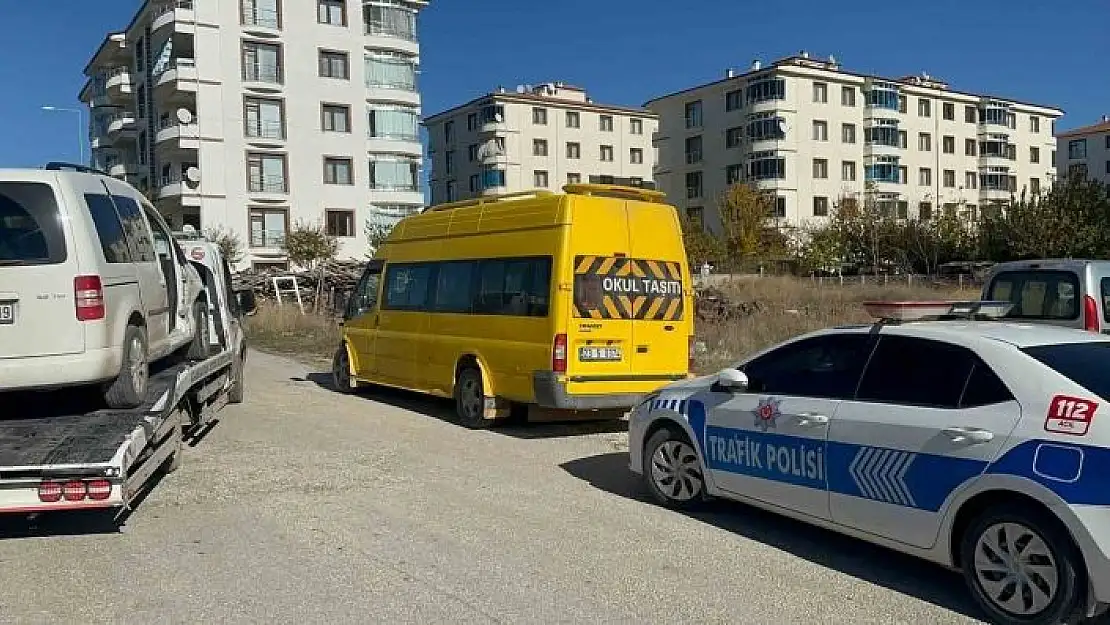 'Öğrenci servisi hafif ticari araç ile çarpıştı: 2 yaralı'