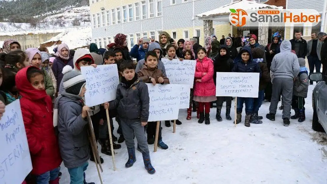 Öğrenci ve veliler, tahliye edilen okul önünde protesto yaptı
