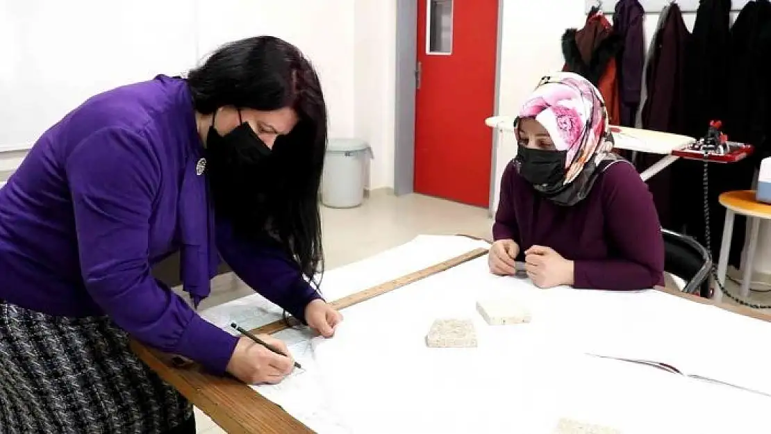 'Öğrenciler derste veliler kursta'