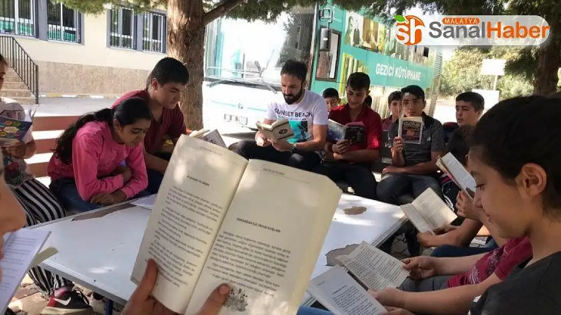Öğrenciler gezici kütüphaneyle buluştu