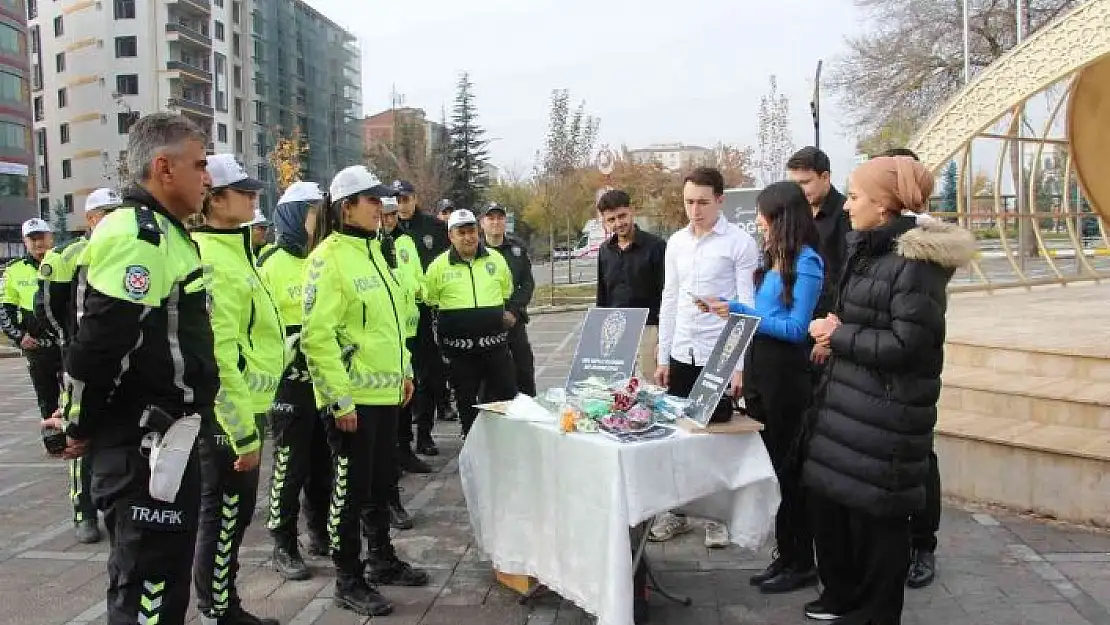 'Öğrenciler görev başındaki polisleri unutmadı'