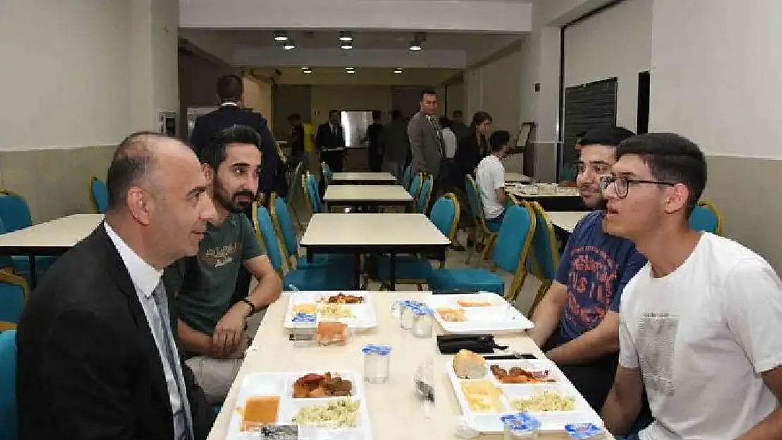 'Öğrenciler ilk yemeği Rektör Kelleş´le beraber yedi'