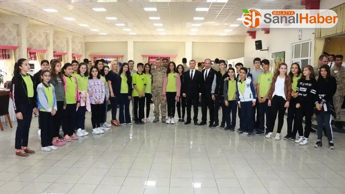 Öğrencilerden, Barış Pınarı Harekatına katılan askerlere moral sergisi