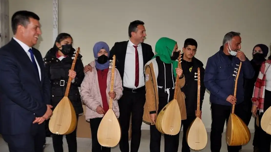 'Öğrencilerden Müdür Kanbay´a sazlı karşılama'