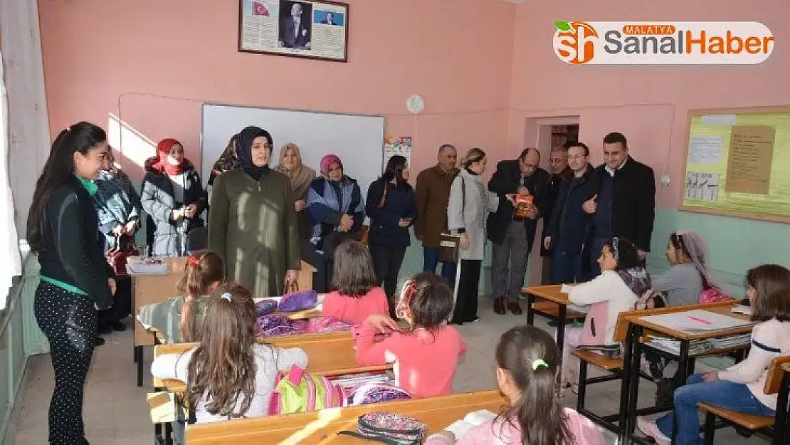 Öğrencilere atkı ve bere dağıtıldı