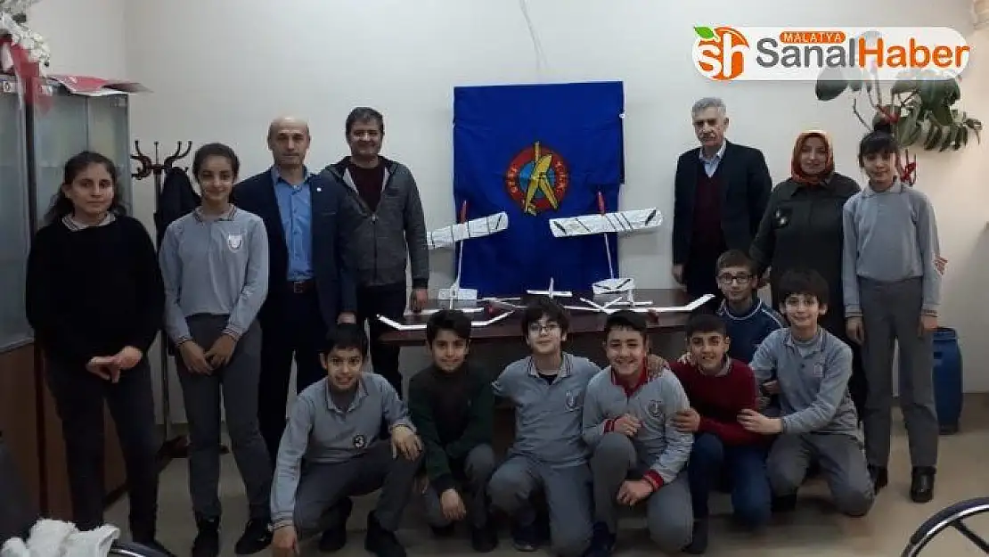 Öğrencilere model uçak kursu