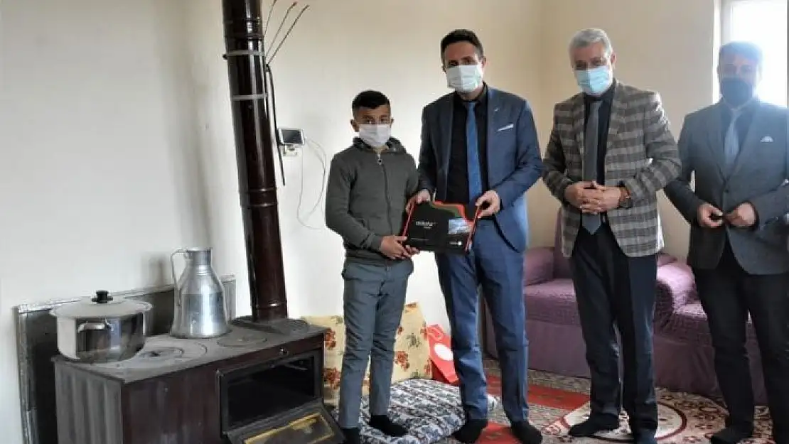 'Öğrencilere tabletleri evinde teslim ediliyor'