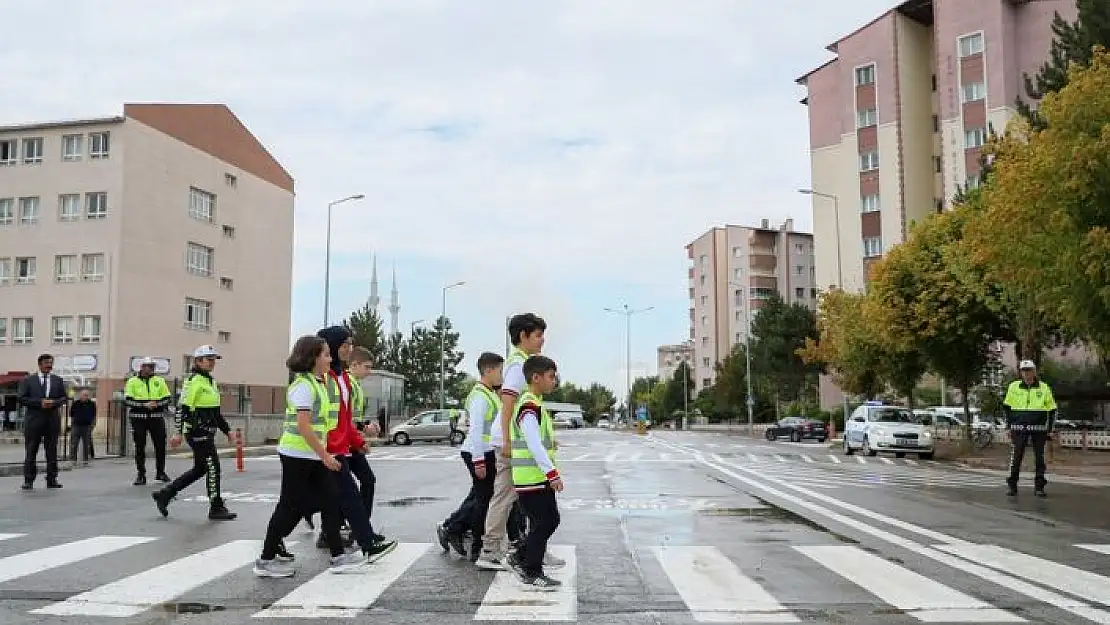 'Öğrencilerin güvenliği için trafik işaretleri yenilendi'