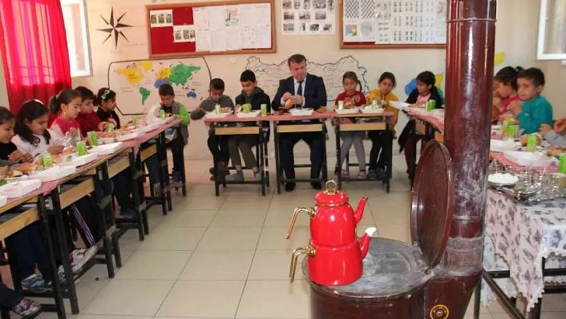 'Öğrencilerin sosyal medyadan yaptığı `kahvaltı´ davetini geri çevirmedi'