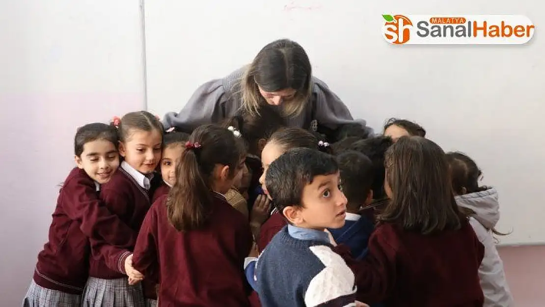 Öğretmeni, depremde hayatını kaybeden öğrencisi için gözyaşı döktü