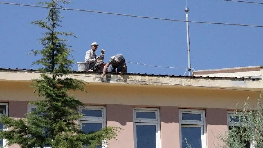 Okul çatısında tehlikeli çalışma