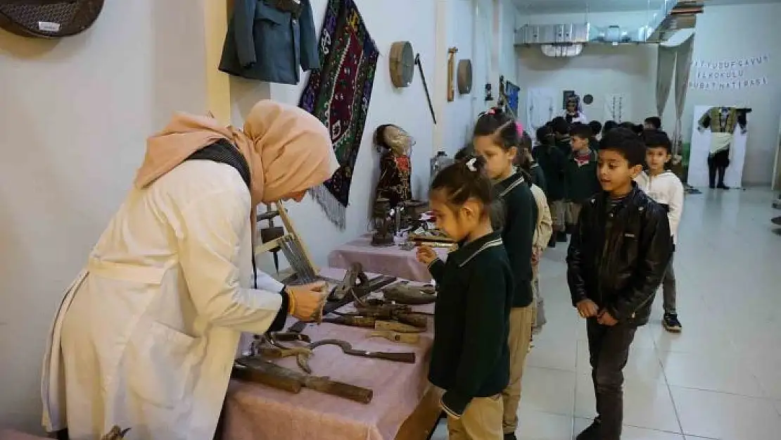 'Okuldaki tarihi sergi öğrencileri geçmişe götürüyor'