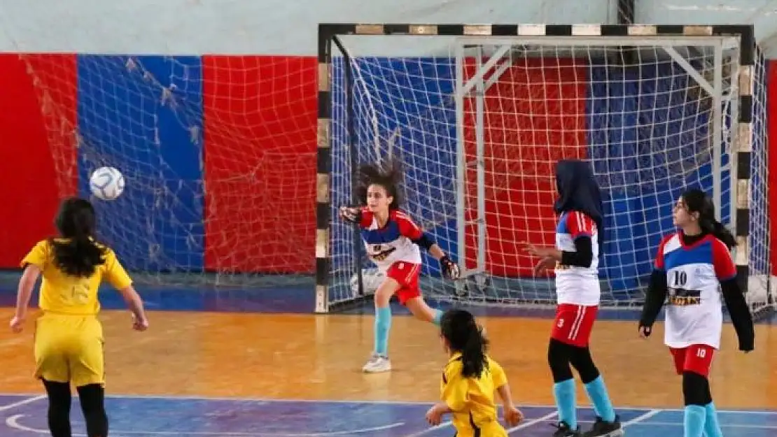'Okullar futsalda rekabet etti'