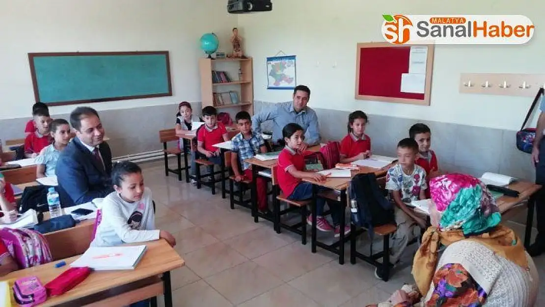 Malatya'da okullara yardım eden hayırsever kadına plaket