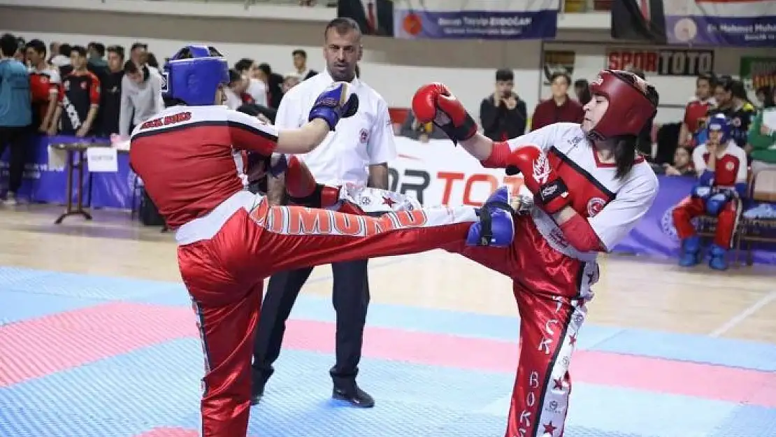 'Okullararası Gençler Türkiye Kick Boks Şampiyonası, Sivas´ta sürüyor'