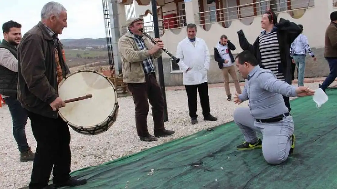 'Okuma yazma öğrenen down sendromlu Mustafa´ya davullu klarnetli kutlama'