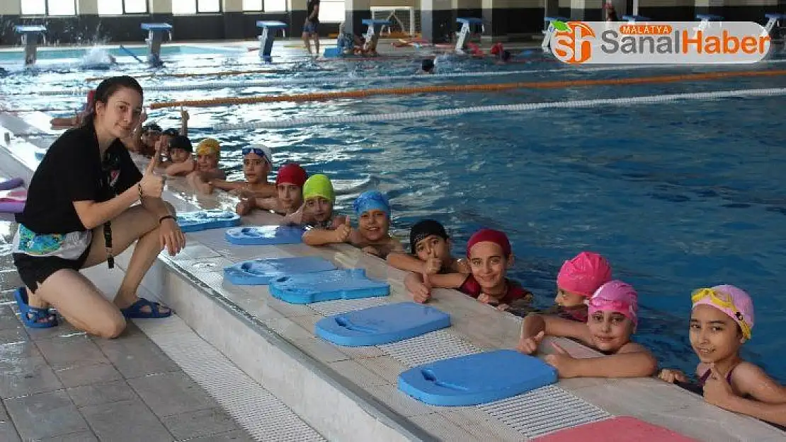 Olimpik havuzda, 2 bin çocuk, yüzme öğrendi