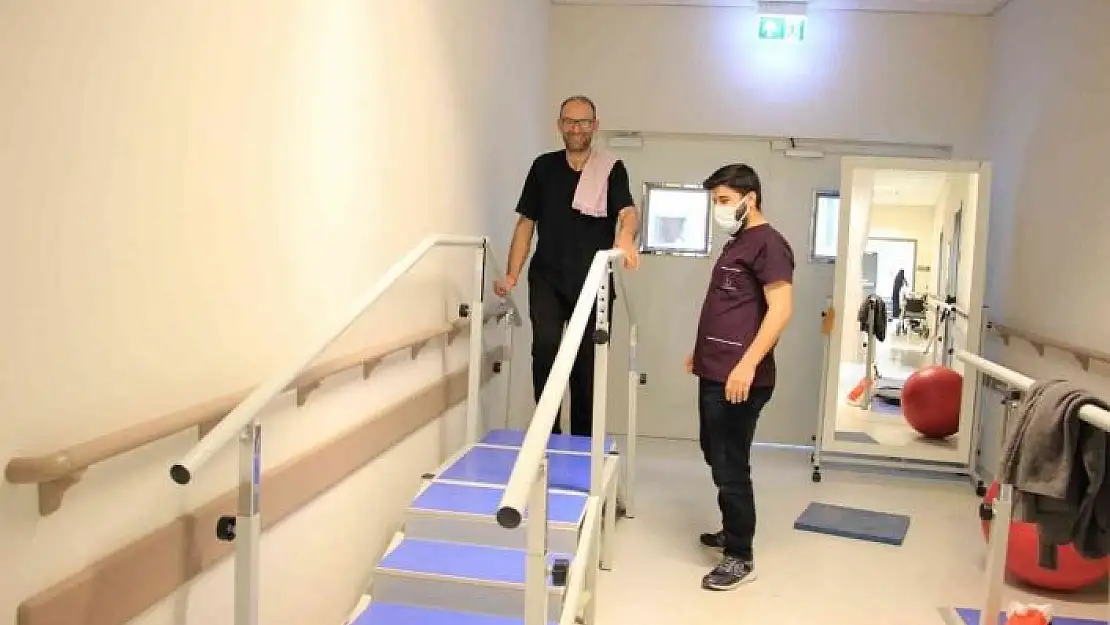 'Omurgada gelişen kırık nedeniyle yürüyemiyordu, fizik tedavi ile yeniden yürümeye başladı'
