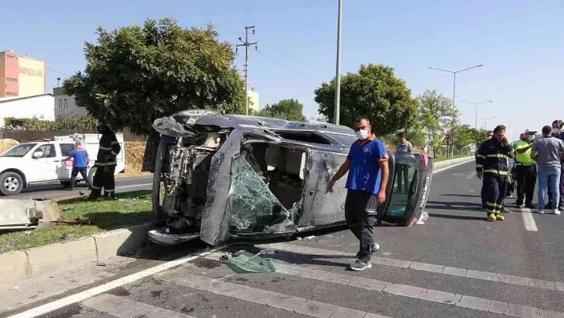 'Önce otomobile ardından refüje çarptı: 5 yaralı'
