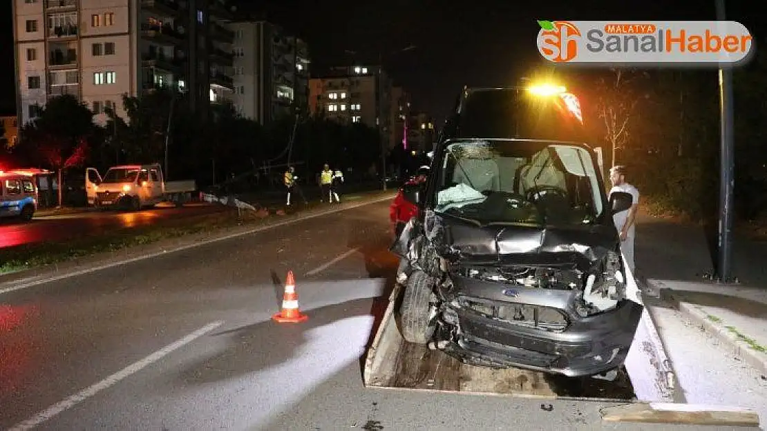Önce otomobile daha sonra direğe çarptı: 2 yaralı