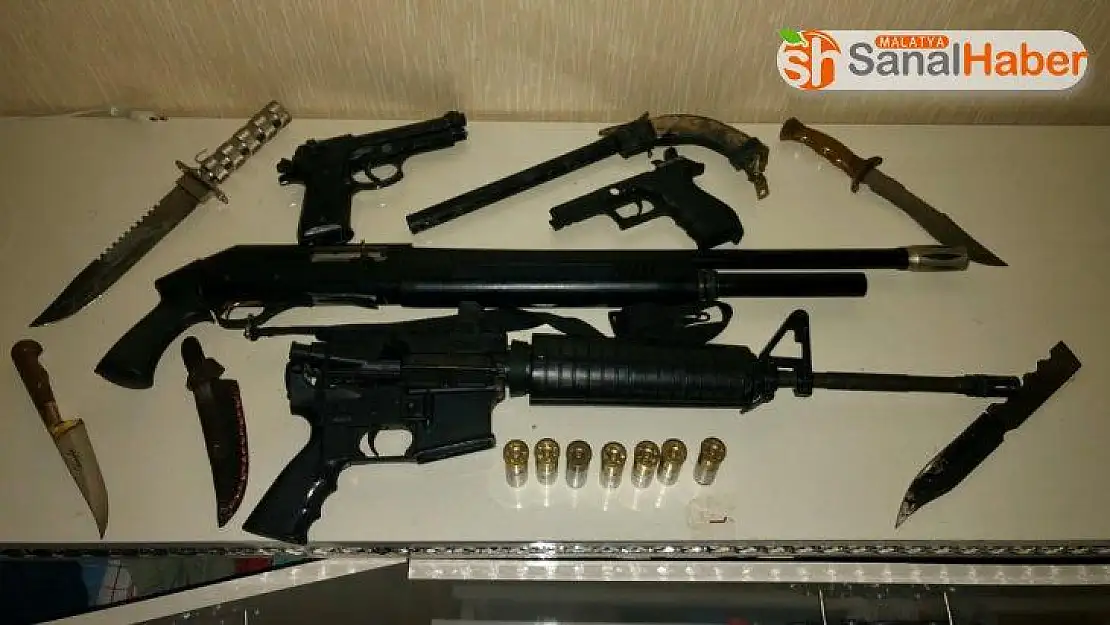 Operasyonun yapıldığı evde 2 av tüfeği ele geçirildi