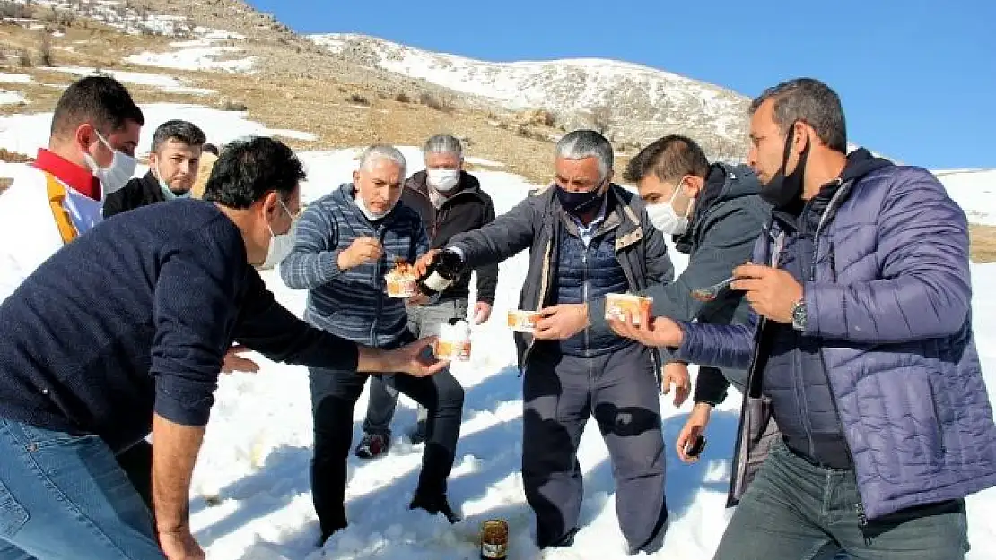 'Organik dut pekmezi ile karlı dağlarda ´karlambaç´ yapımı'