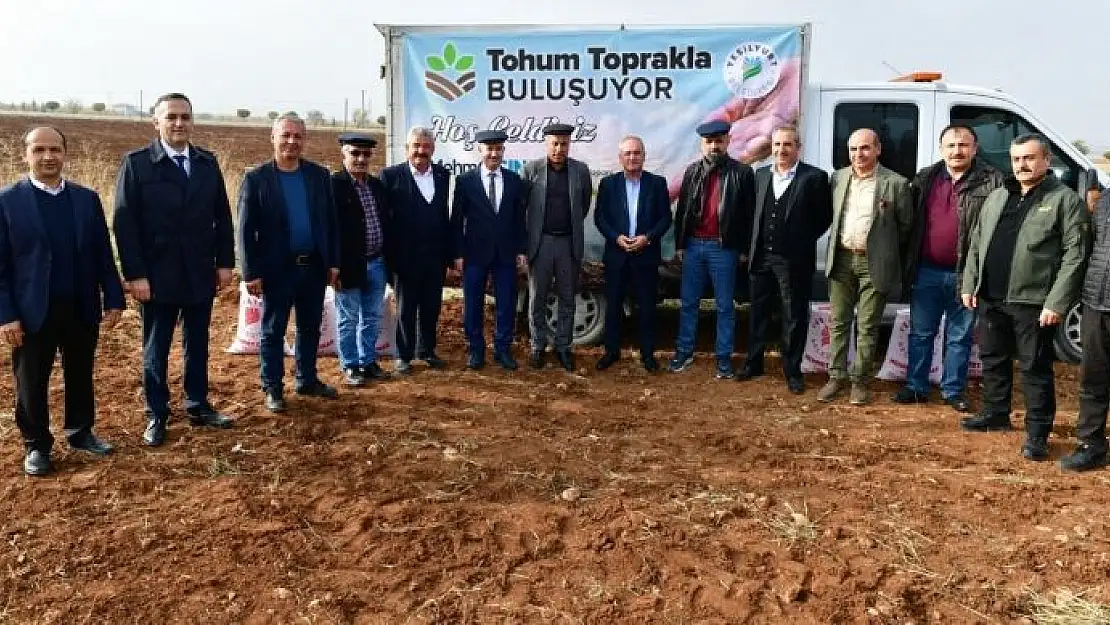 'Örnek köye arpa ve buğday tohumu ekildi'