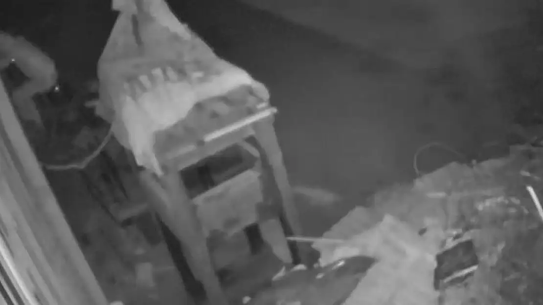 'Örümcek adam gibi tırmanan hırsızlar 40 bin liralık bakır kablo çaldı'