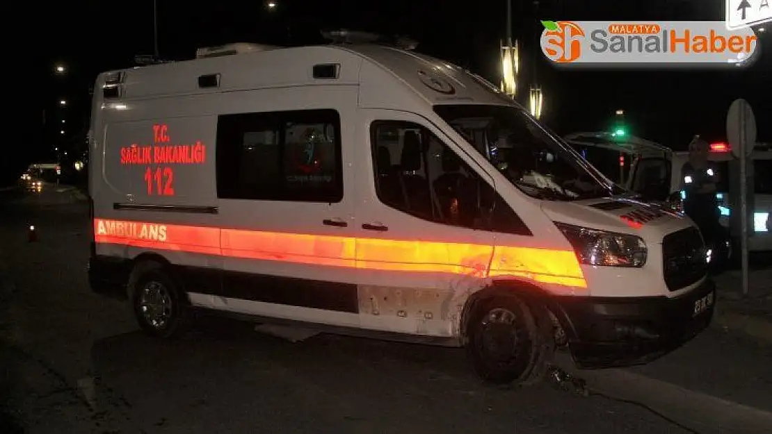 Otomobil ambulansa çarptı:2  yaralı