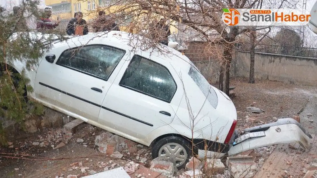 Otomobil apartmanın bahçe duvarından düştü