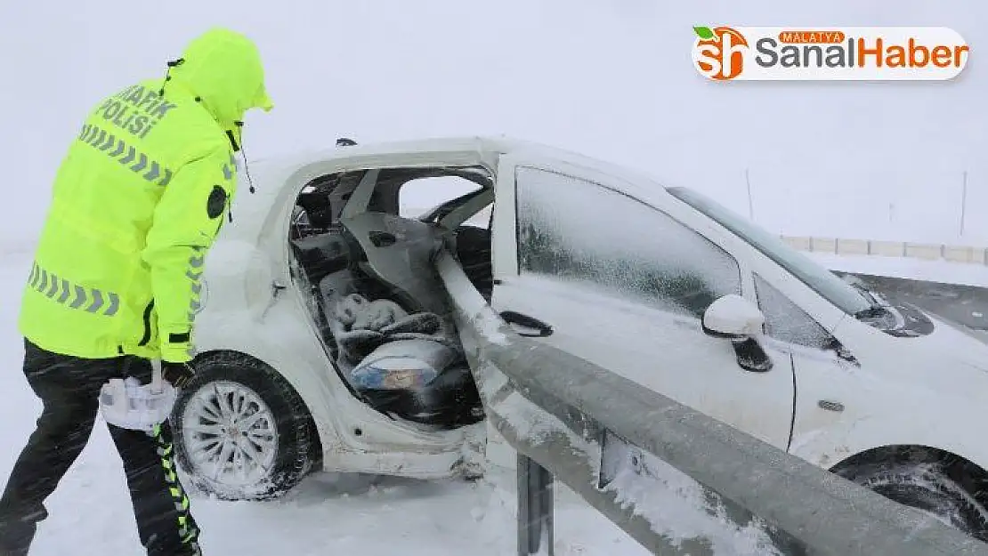 Otomobil bariyerlere saplandı: 1 ölü, 3 yaralı