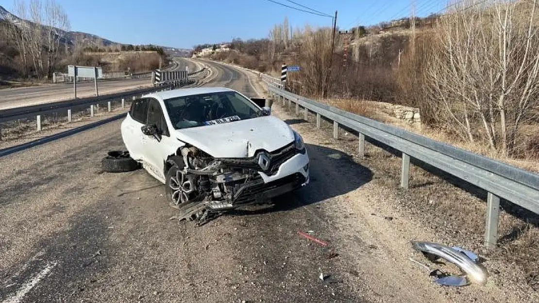 'Otomobil çöp bidonuna çarptı:3 yaralı'