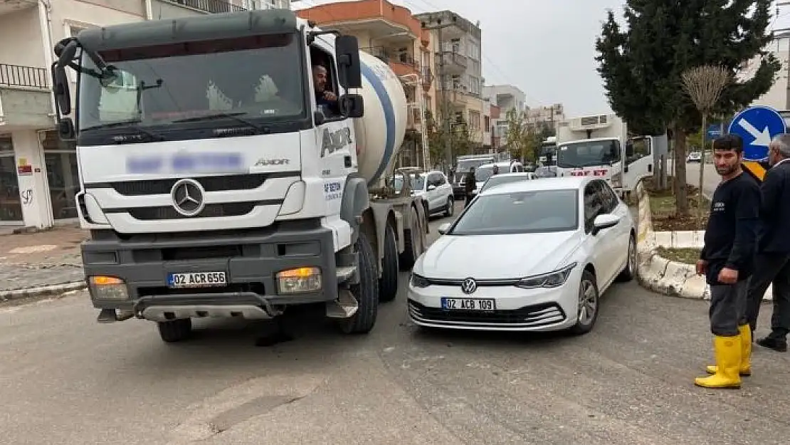 'Otomobil ile beton mikseri çarpıştı: 1 yaralı'