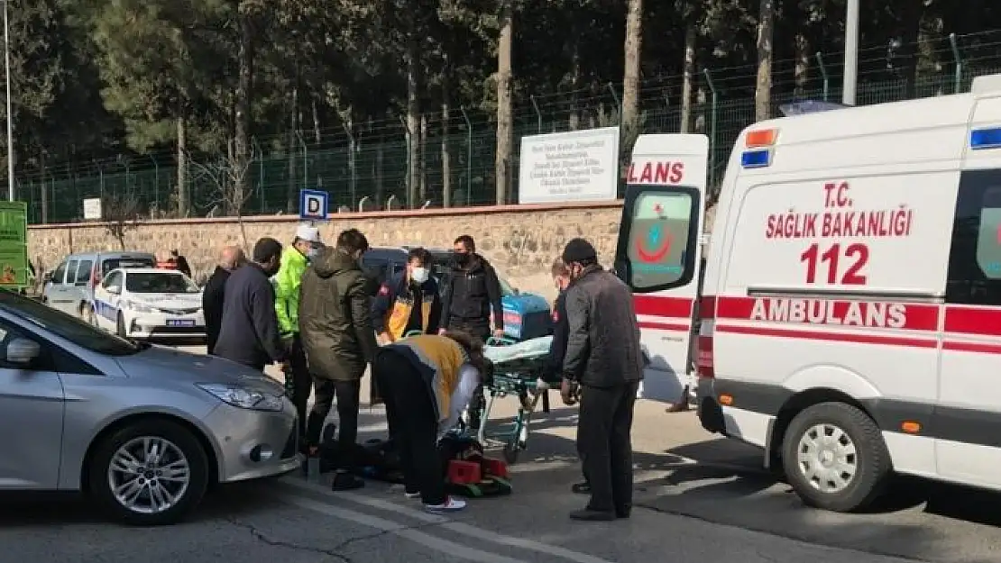 'Otomobil ile çarpışan motosikletli yaralandı'