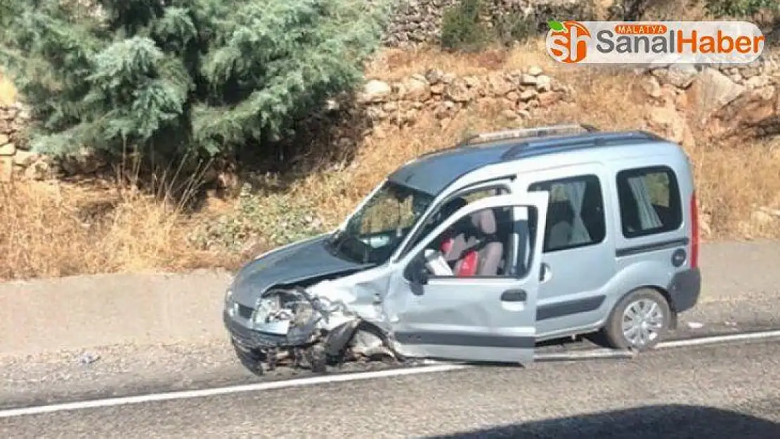 Otomobil ile hafif ticari araç çarpıştı