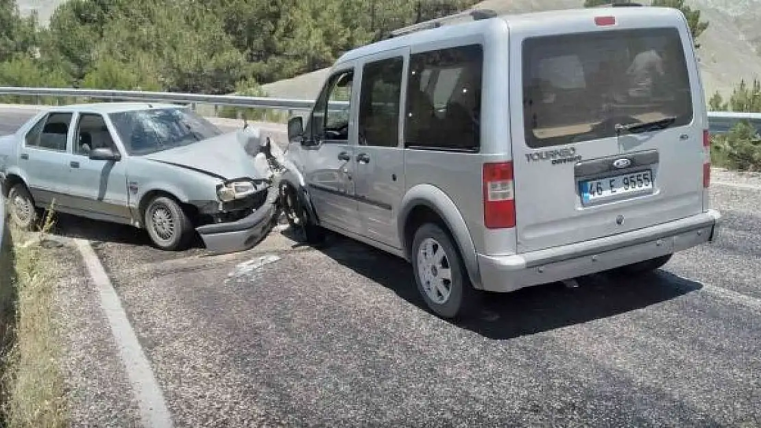 'Otomobil ile hafif ticari araç kafa kafaya çarpıştı: 2 yaralı'