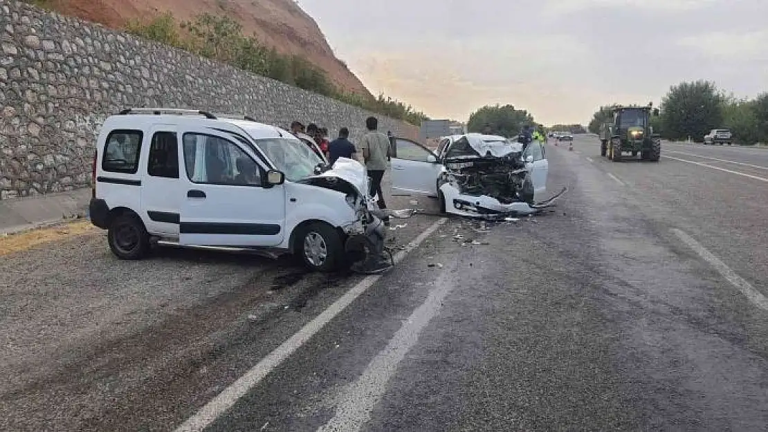 'Otomobil ile hafif ticari araç kafa kafaya çarpıştı: 3 yaralı'