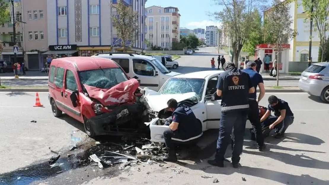 'Otomobil ile hafif ticari araç kafa kafaya çarpıştı: 4 yaralı'