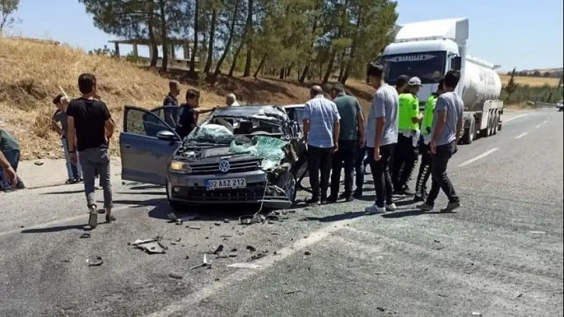 'Otomobil ile kamyon çarpıştı: 4 yaralı'