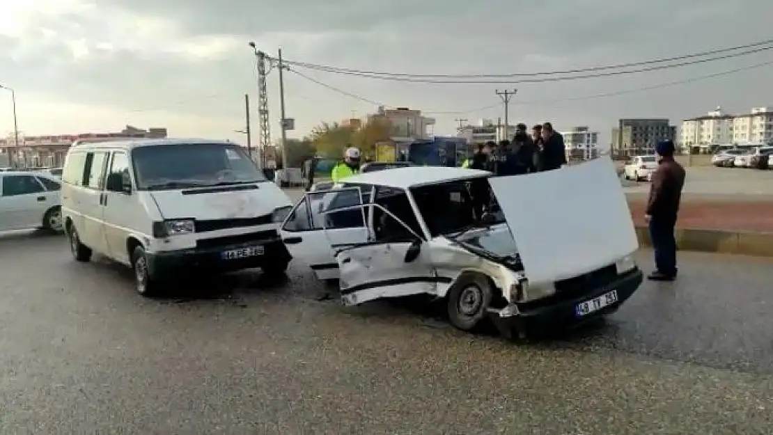 'Otomobil ile midibüs çarpıştı: 2 yaralı'