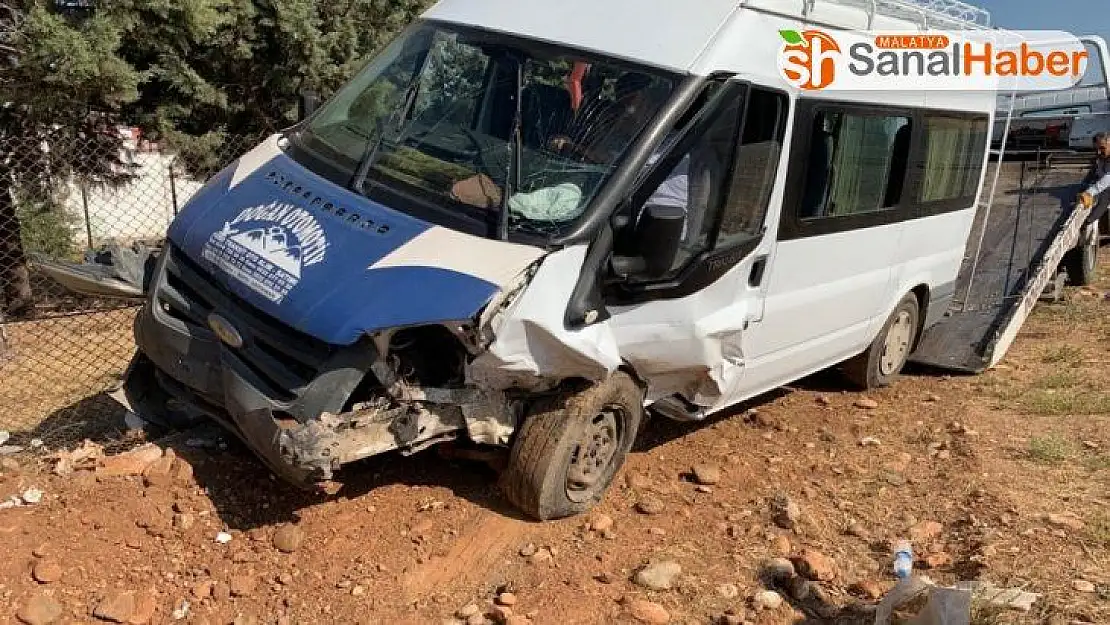Otomobil ile minibüs çarpıştı: 12 yaralı