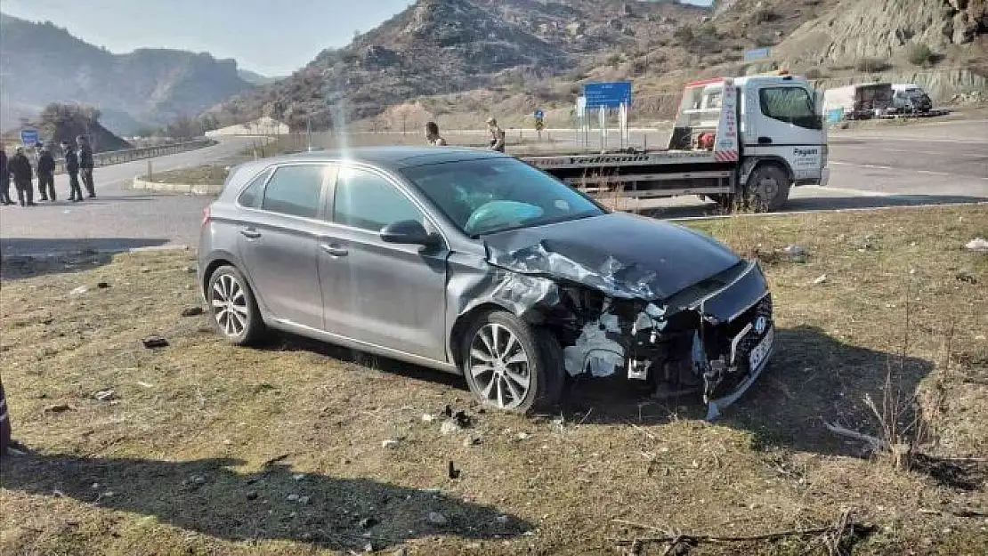 'Otomobil ile minibüs çarpıştı: 2 yaralı'