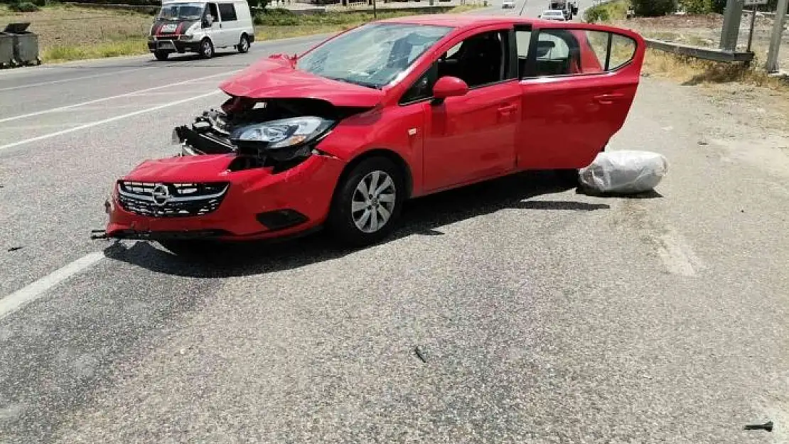'Otomobil ile minibüs çarpıştı: 3 yaralı'