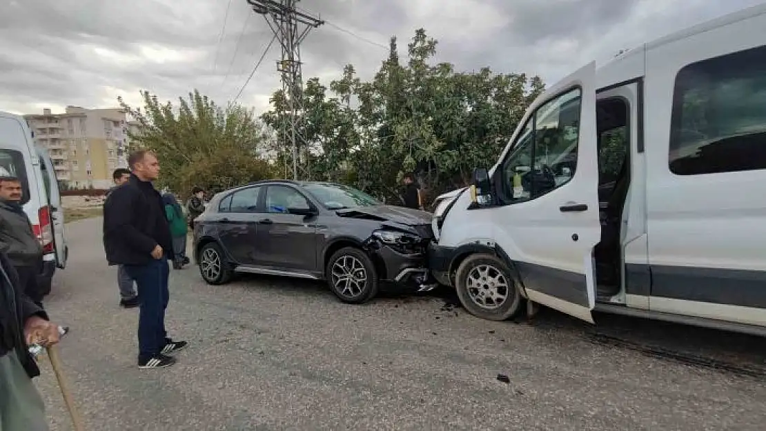 'Otomobil ile minibüs kafa kafaya çarpıştı: 5 yaralı'