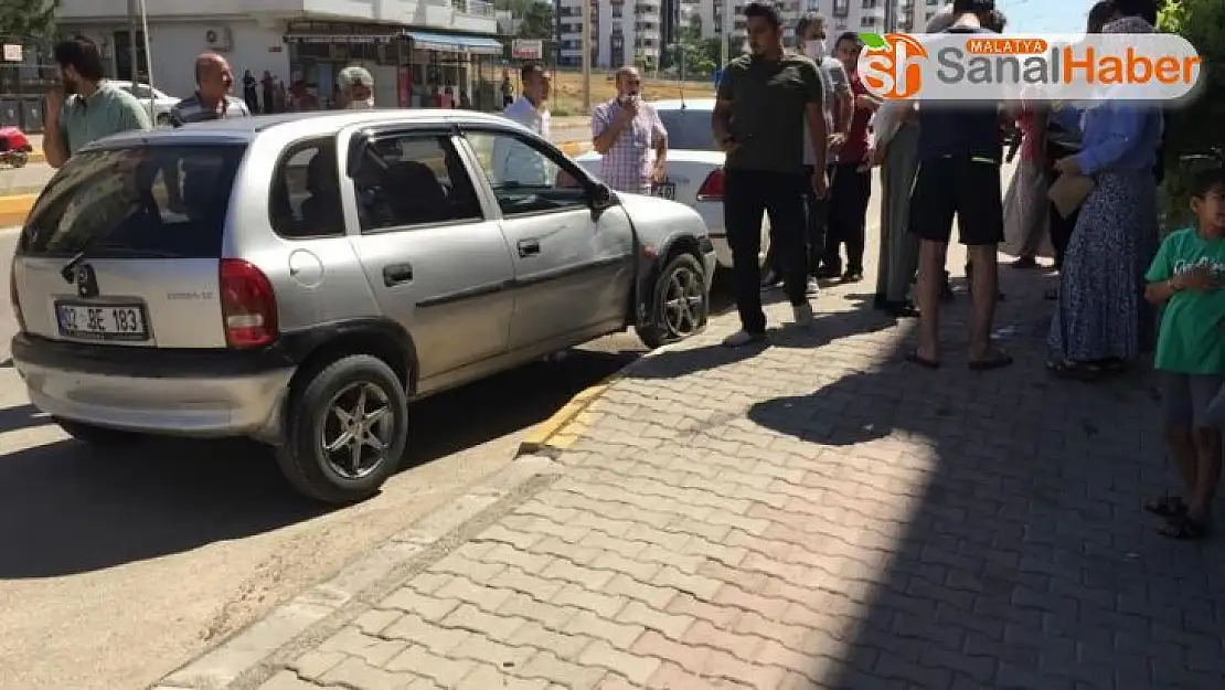 Otomobil ile motosiklet çarpıştı
