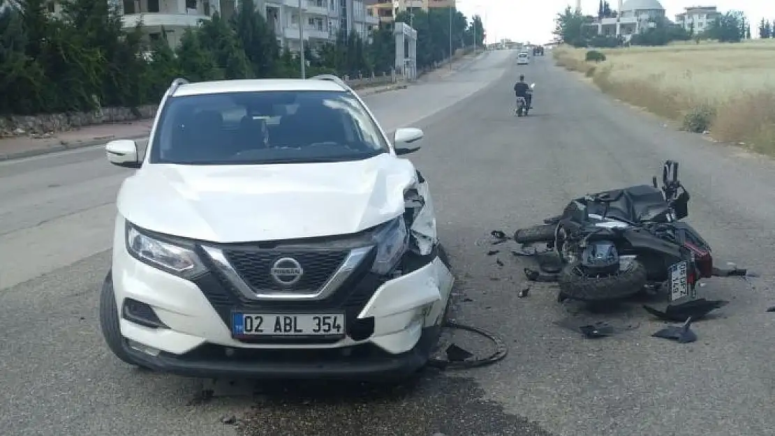 'Otomobil ile motosiklet çarpıştı:  1 yaralı'